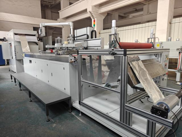 怎樣選擇一台（tái）厚膜高精度（dù）卷對卷絲網印刷機呢？